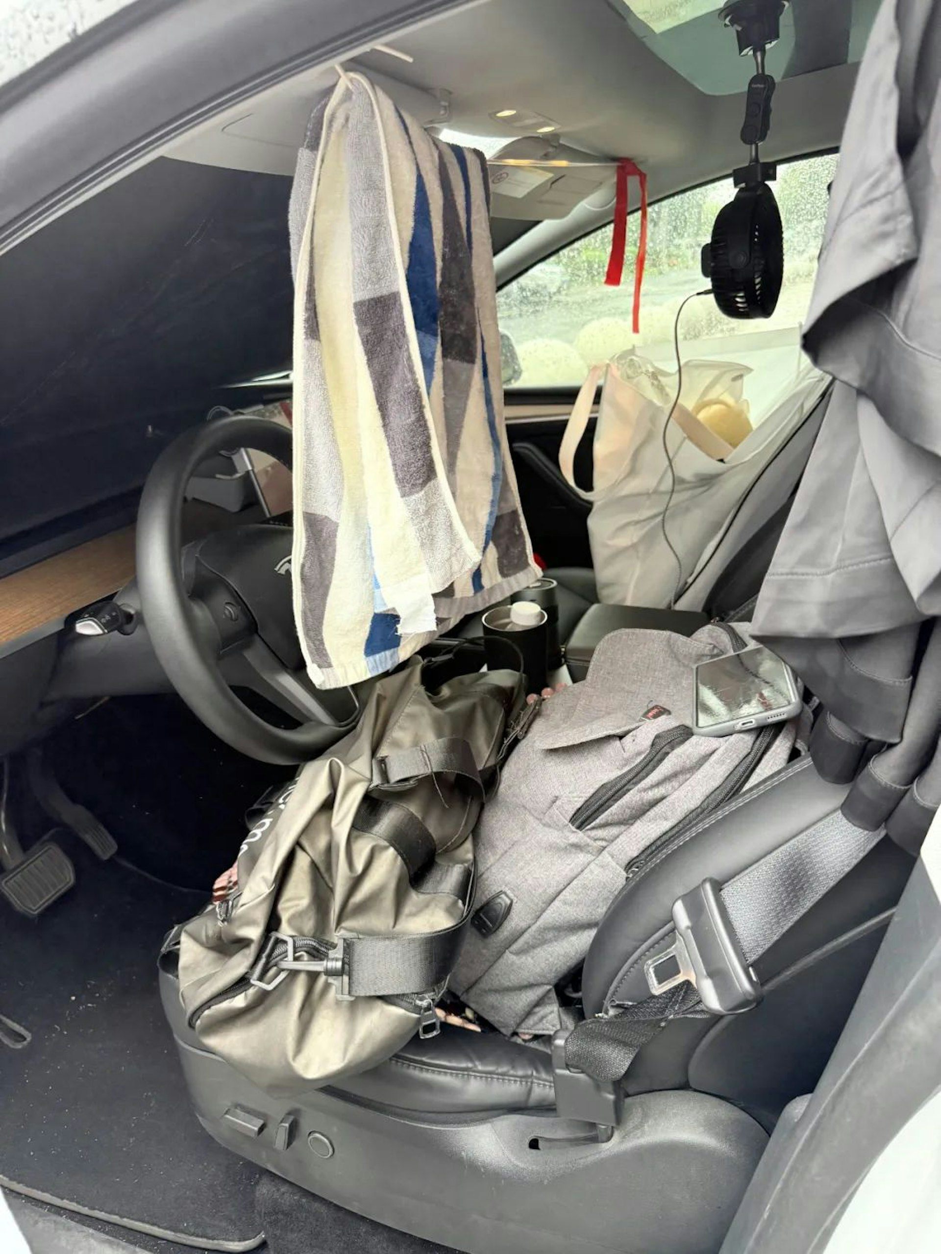 Ông bố sống trong xe ô tô suốt 4 năm để tiết kiệm tiền cho vợ con - 3