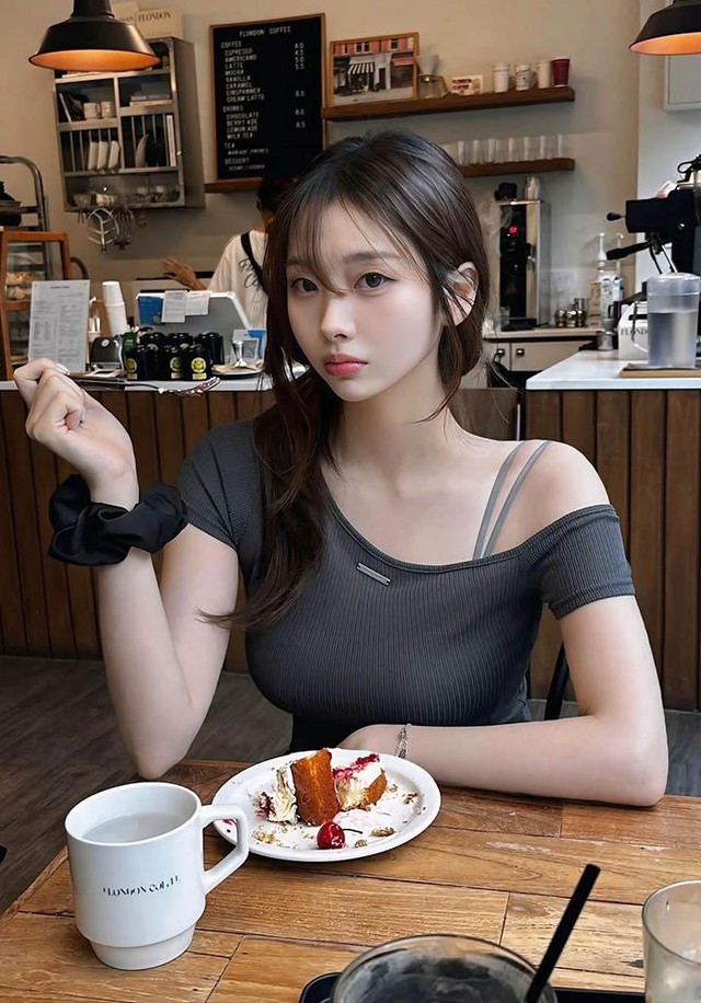 Hot girl diện áo trễ vai Hot girl diện áo trễ vai