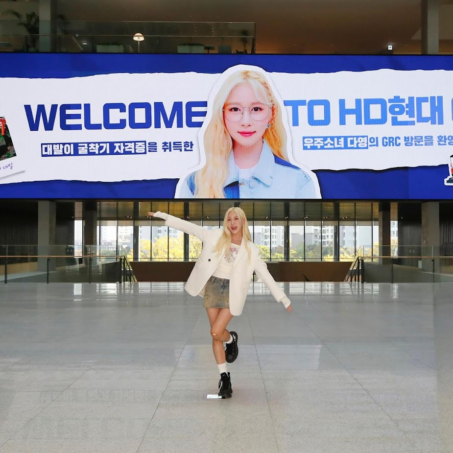 Chuyện chưa từng có: Mỹ nhân trở thành đại sứ nhờ biết lái máy xúc- Ảnh 1.