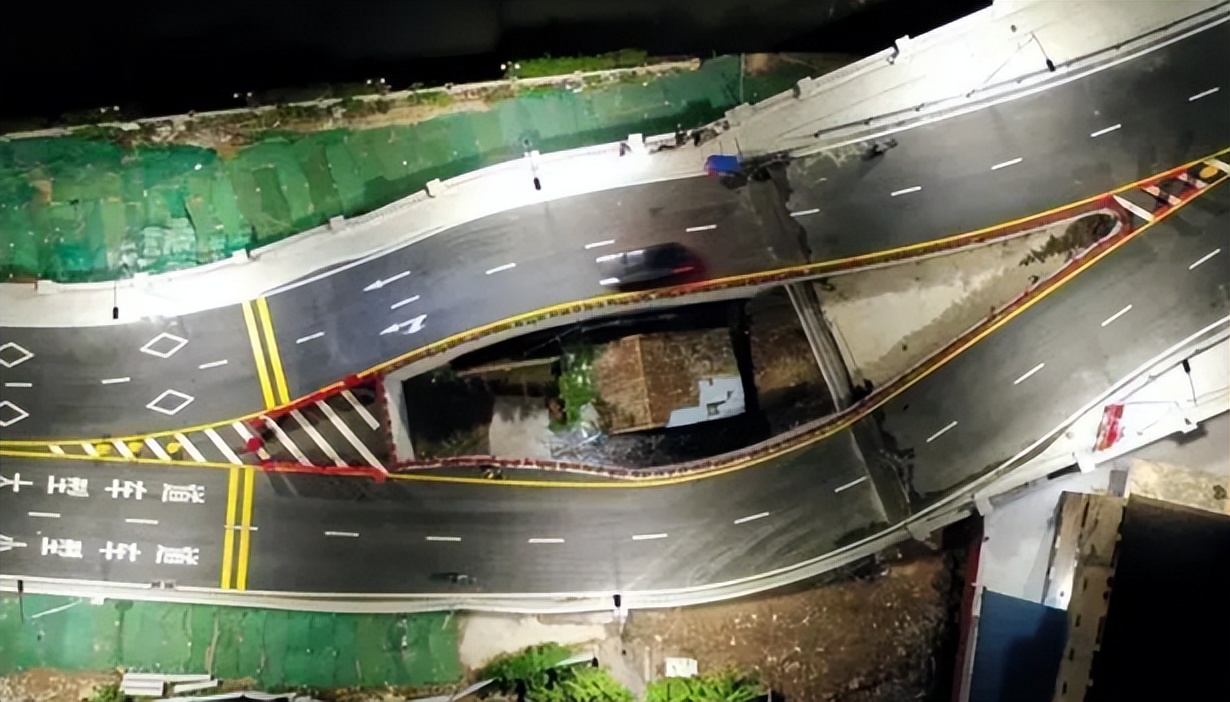 Từng cố thủ 10 năm để đòi 56 tỷ đồng đền bù đất, chủ căn nhà 30m² giờ bật khóc thừa nhận: “Tôi chỉ muốn thoát khỏi nơi này”- Ảnh 4.