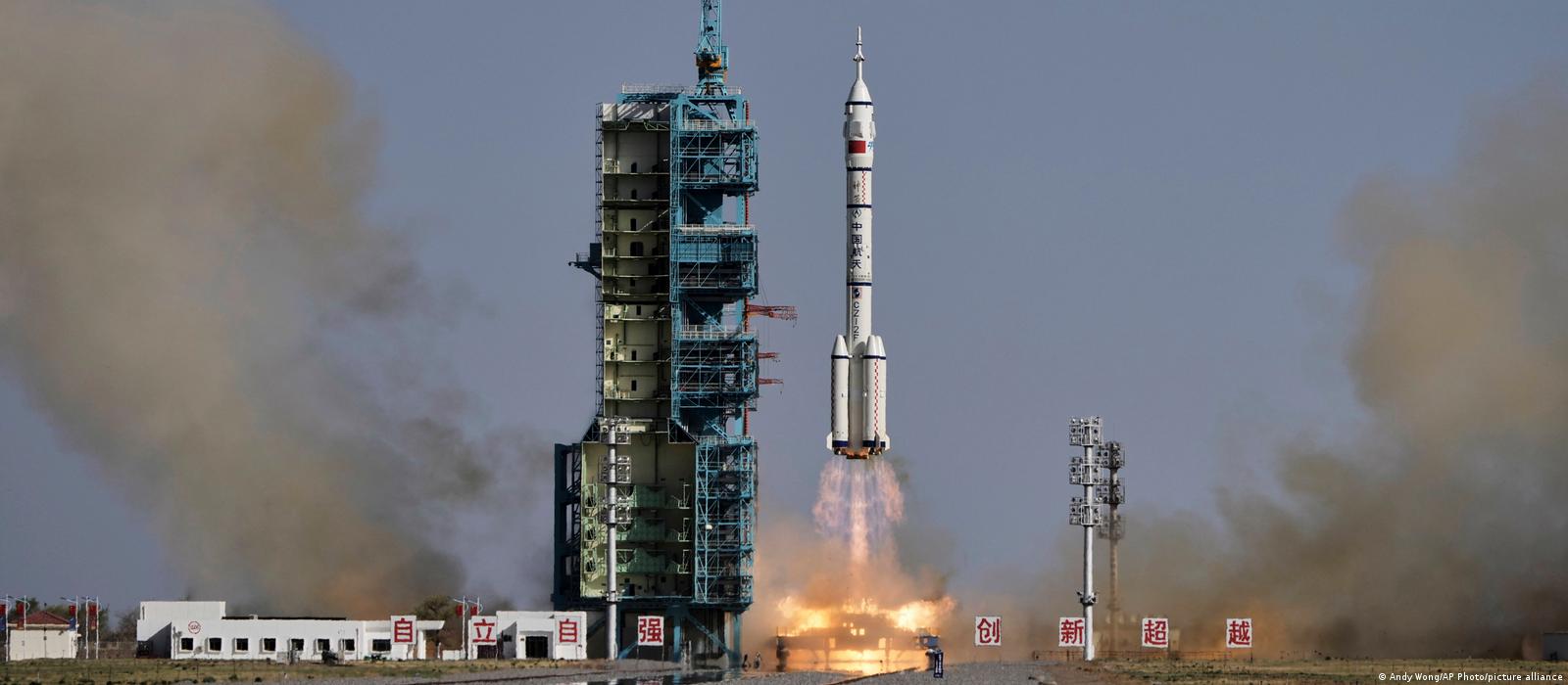 Siêu phẩm của Trung Quốc đáp mặt đất, mang về một