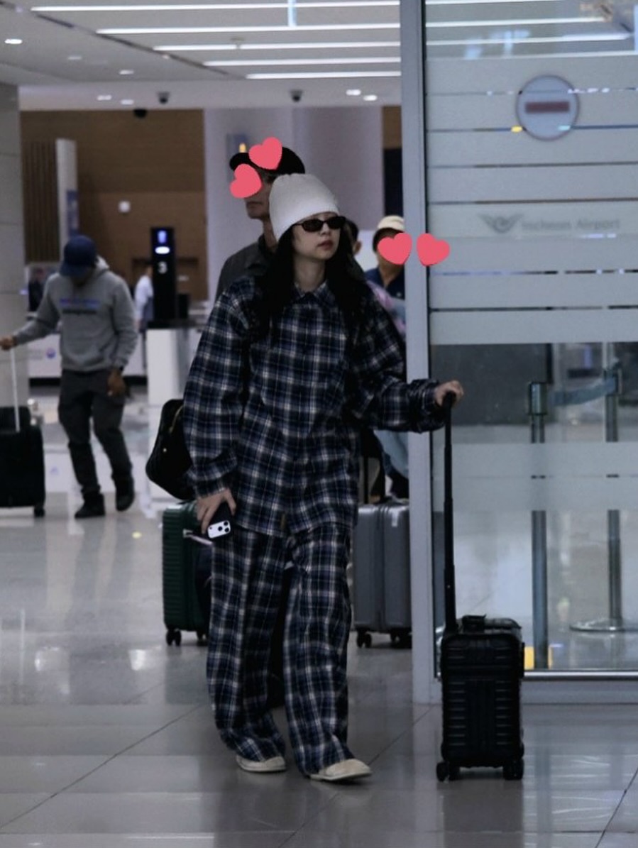 Loạt khoảnh khắc nóng bỏng khiến Jennie (BLACKPINK) dính tin yêu nam thần đẹp nhất thế giới- Ảnh 6. Loạt khoảnh khắc nóng bỏng khiến Jennie (BLACKPINK) dính tin yêu nam thần đẹp nhất thế giới- Ảnh 6.