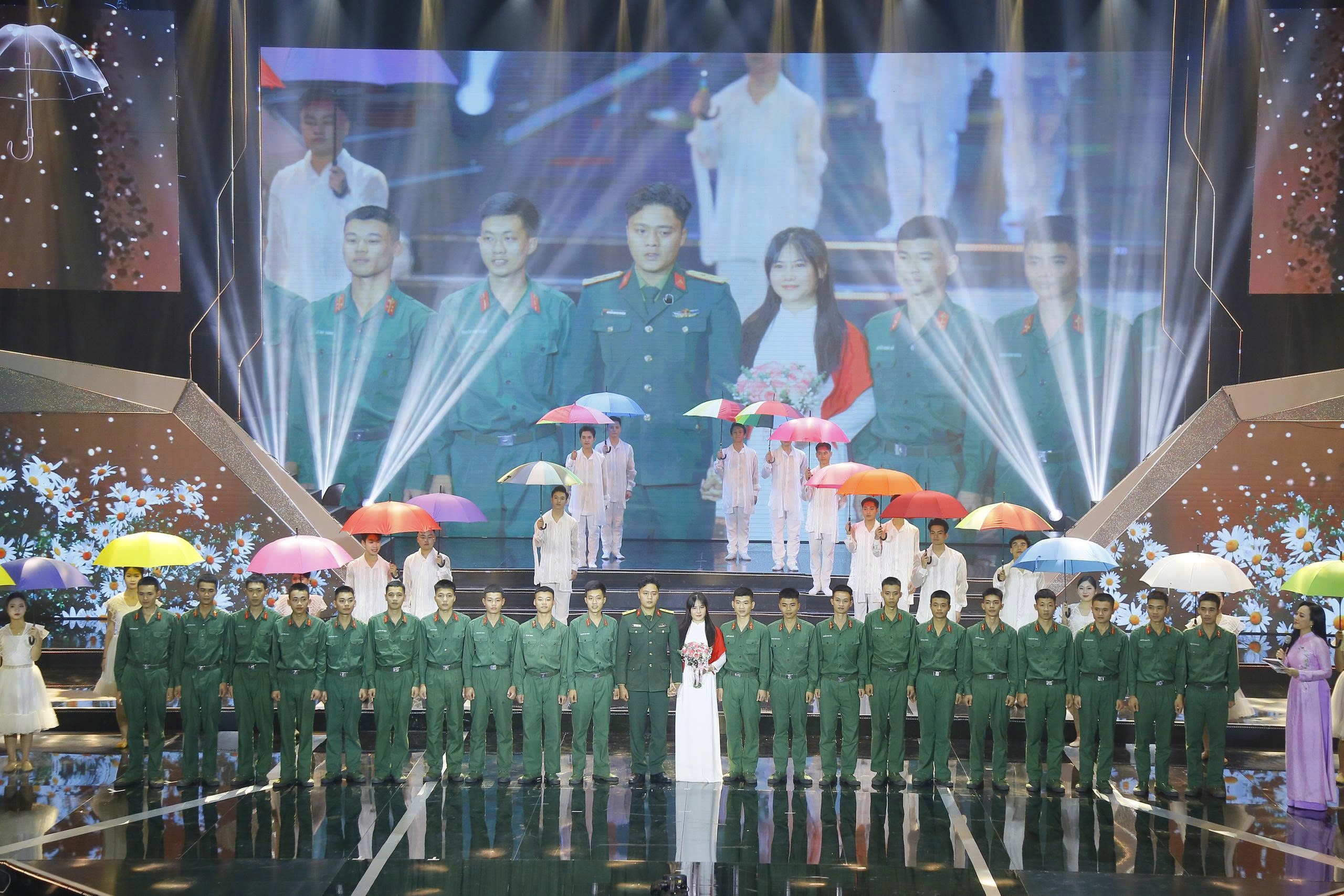 Trung úy bật khóc khi gặp lại bạn gái trên sóng trực tiếp - 7