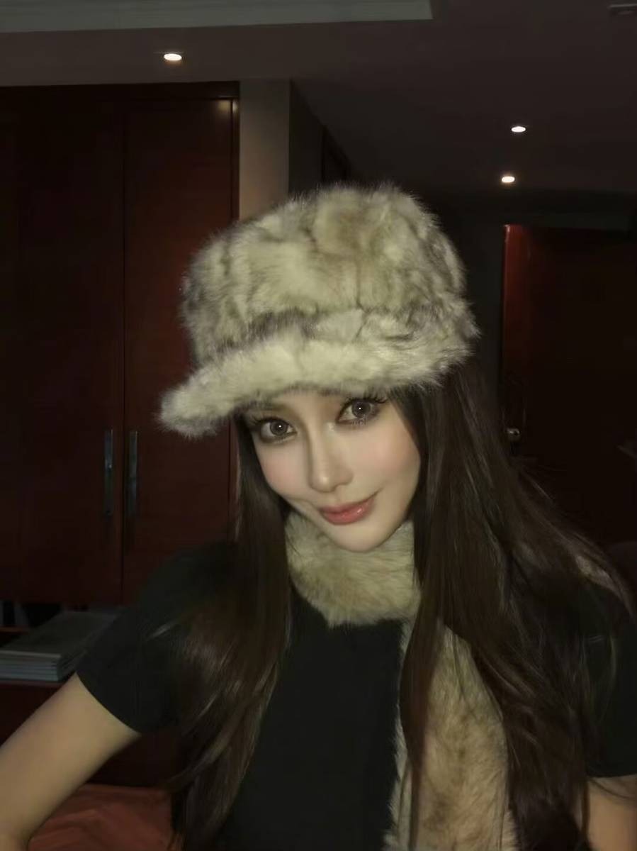 Angelababy đang làm gì với gương mặt của mình vậy?- Ảnh 1.