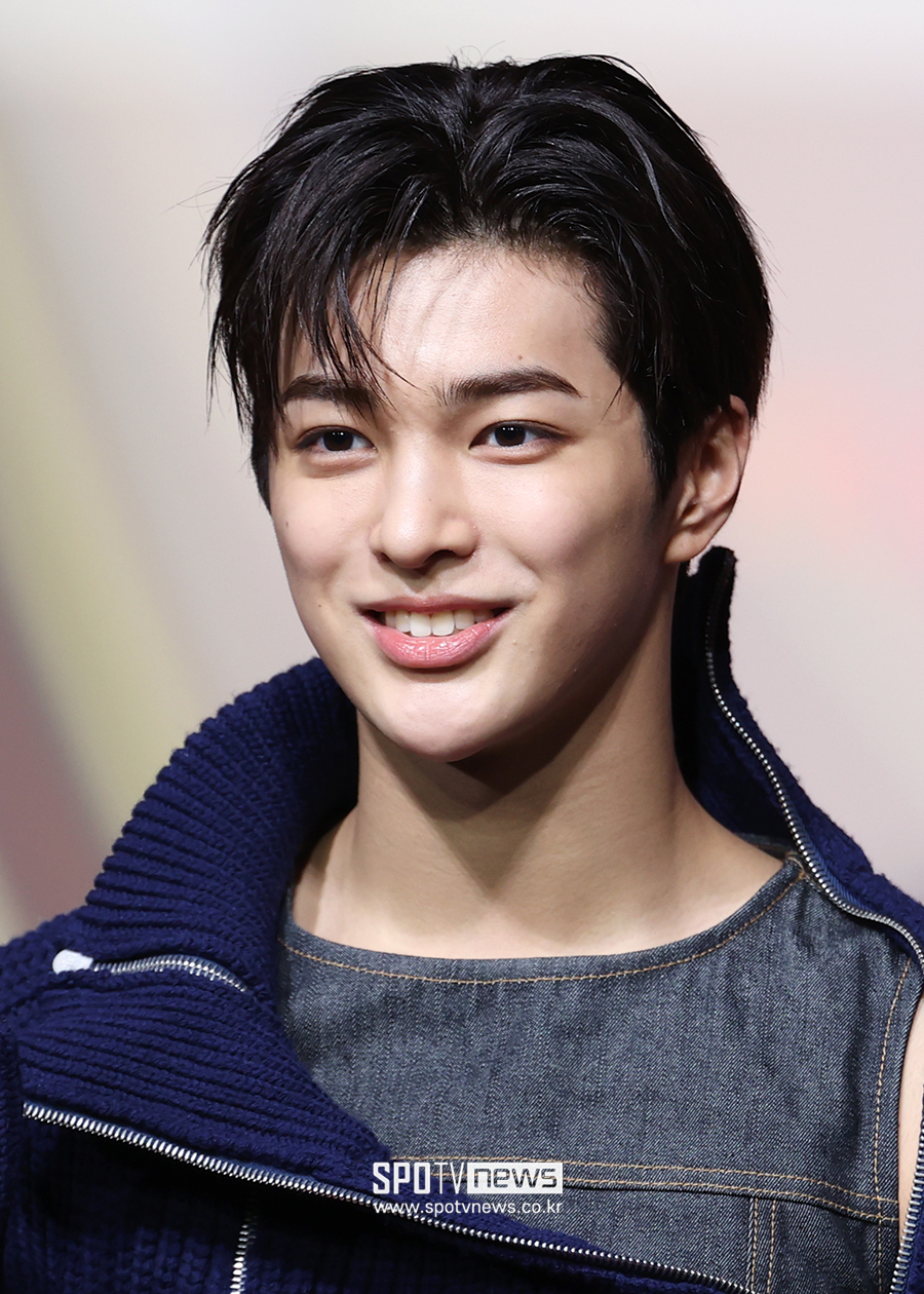 Thảm đỏ hot nhất Giáng sinh 2025: Jang Won Young hóa thiên thần, Winter (aespa) vất vả che dấu ấn tình yêu với Jungkook (BTS)- Ảnh 23.