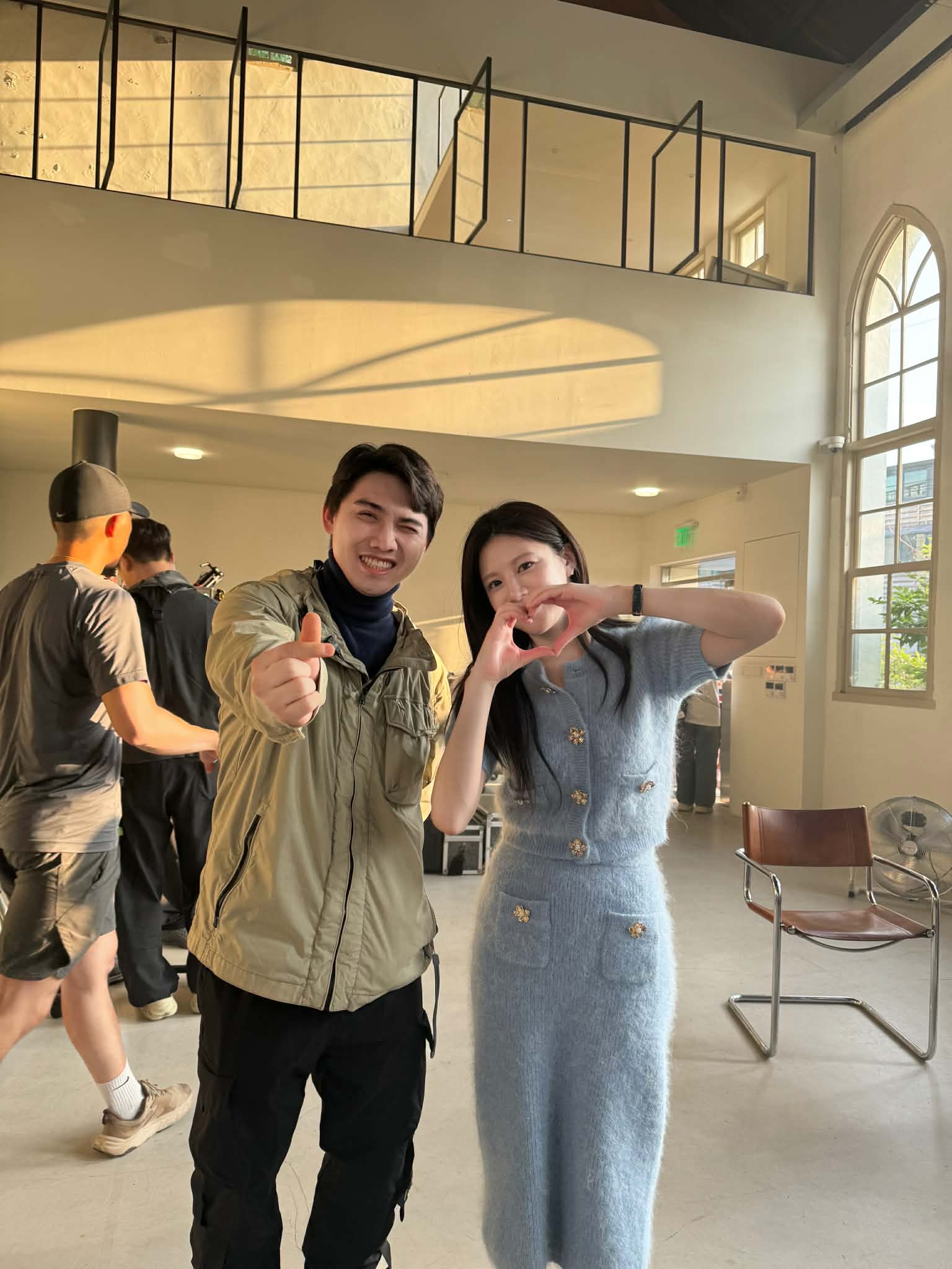 Ra mà xem diễn viên Việt đóng phim cùng Kim Seon Ho, khoe ảnh nét căng với Go Youn Jung mà ghen nổ mắt- Ảnh 8.