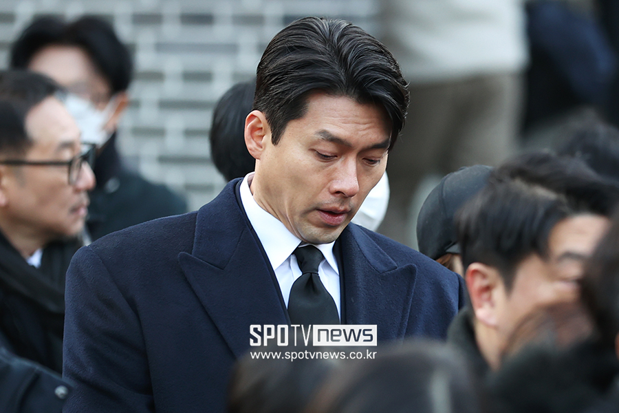 Hyun Bin tiều tụy, cố nén nước mắt trong ngày đưa tiễn