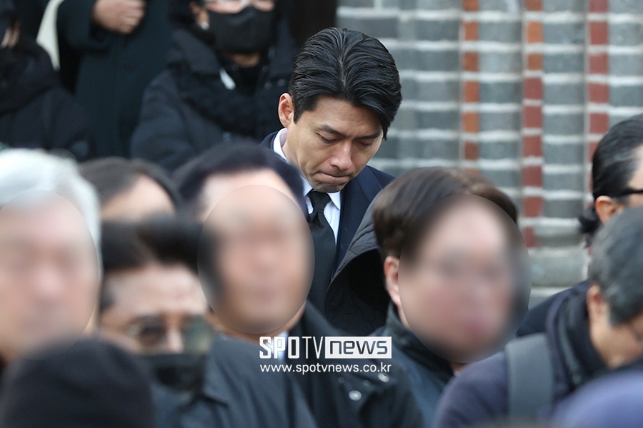 Hyun Bin tiều tụy, cố nén nước mắt trong ngày đưa tiễn