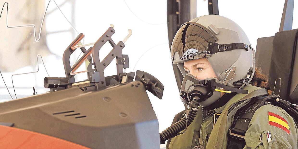 "Visual soái tỷ" đỉnh cao gây sốt của Công chúa Leonor trong bộ quân phục Không quân 798405startklar spaniens prinzessin leonor vor ihrem jungernflug im cockpitartdetail top1fit0oyn6hrn 17678132954931323011685 1767858572276 1767858572682340571265