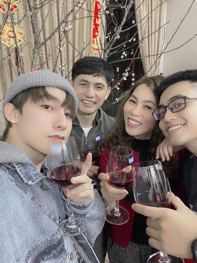 8458869032577766542360159068974460849094656omzpi-1771223603985113307090-1771224418469-17712244187041197989094 "Tóm dính" MONO tại nhà ở Hưng Yên, bố mẹ Sơn Tùng M-TP tất bật soạn sửa đón 2 con trai về ăn Tết 8458869032577766542360159068974460849094656omzpi 1771223603985113307090 1771224418469 17712244187041197989094