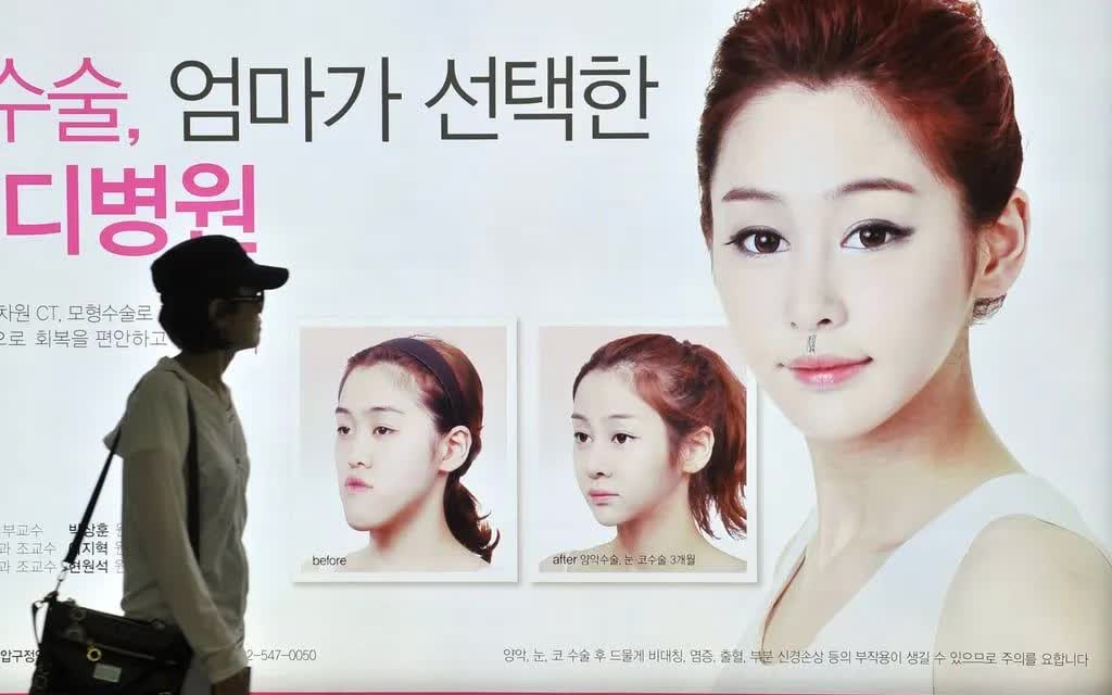 Tấm biển quảng cáo các dịch vụ thẩm mỹ tại một ga tàu ở thủ đô Seoul, Hàn Quốc (Ảnh: AFP)