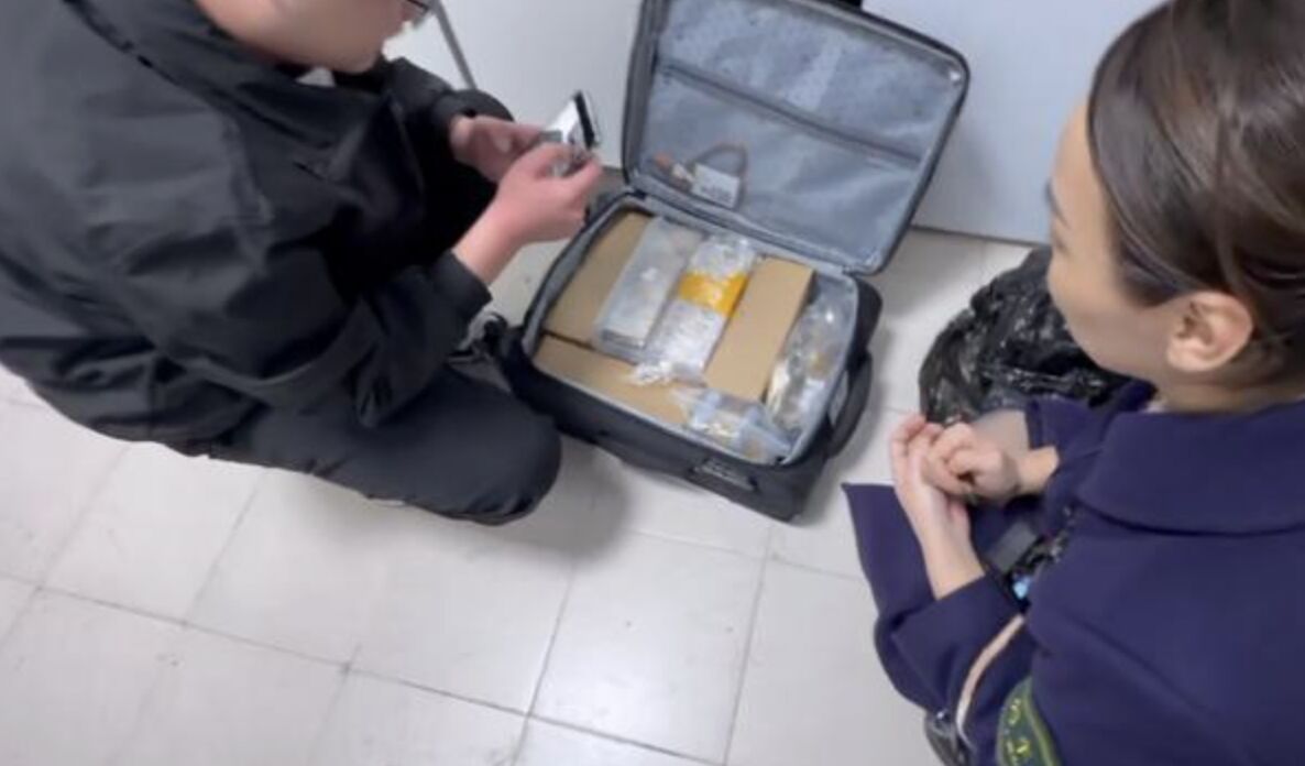 Phát hiện có người bỏ quên vali chứa 12kg vàng trị giá hơn 70 tỷ đồng trên tàu- Ảnh 3.