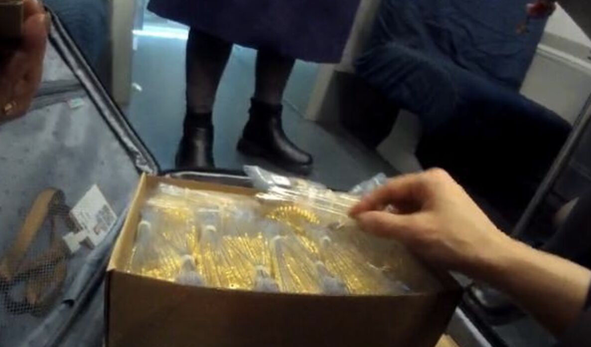 Phát hiện có người bỏ quên vali chứa 12kg vàng trị giá hơn 70 tỷ đồng trên tàu- Ảnh 2.
