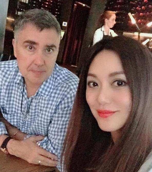 Ngọc nữ showbiz lấy chồng ngoại quốc hơn 17 tuổi, có 2 con riêng và cái kết bất ngờ khi làm mẹ kế hào môn- Ảnh 7.