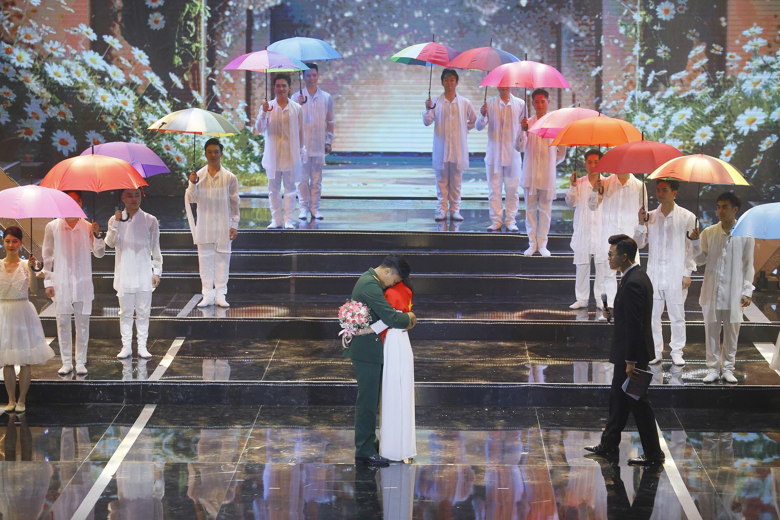 Trung úy bật khóc khi gặp lại bạn gái trên sóng trực tiếp - 6