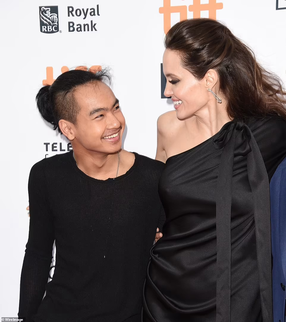 Con ruột lẫn con nuôi của Brad Pitt và Angelina Jolie thi nhau bỏ họ cha- Ảnh 3.