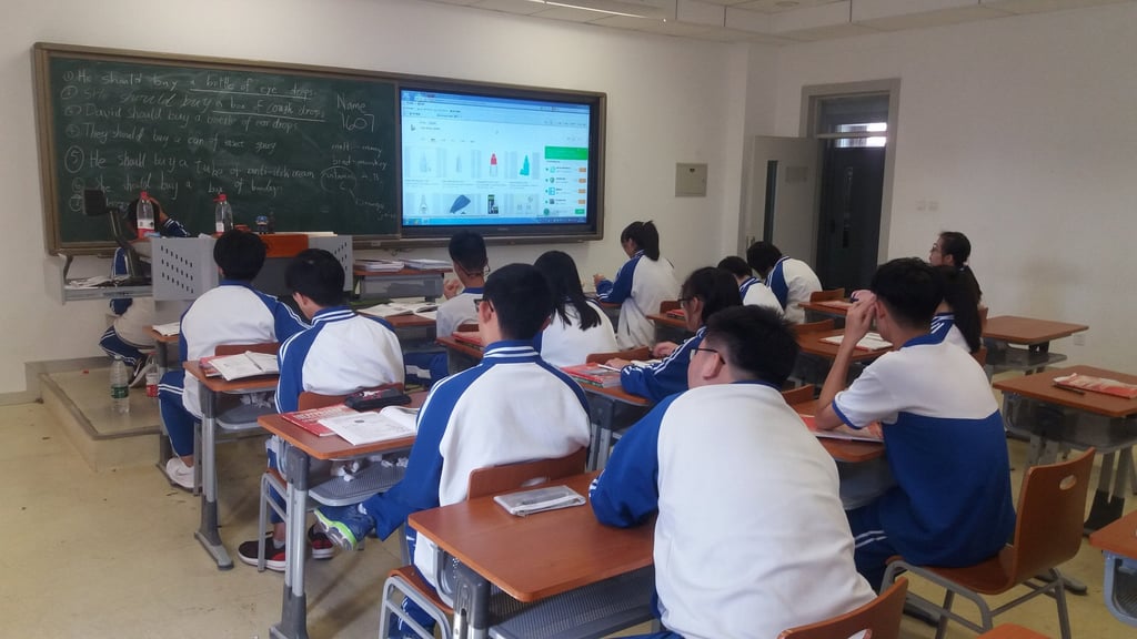 Đọc truyện trinh thám quá nhiều, học sinh dùng bụi phấn để bẻ khóa két sắt điện thoại trong lớp- Ảnh 2.