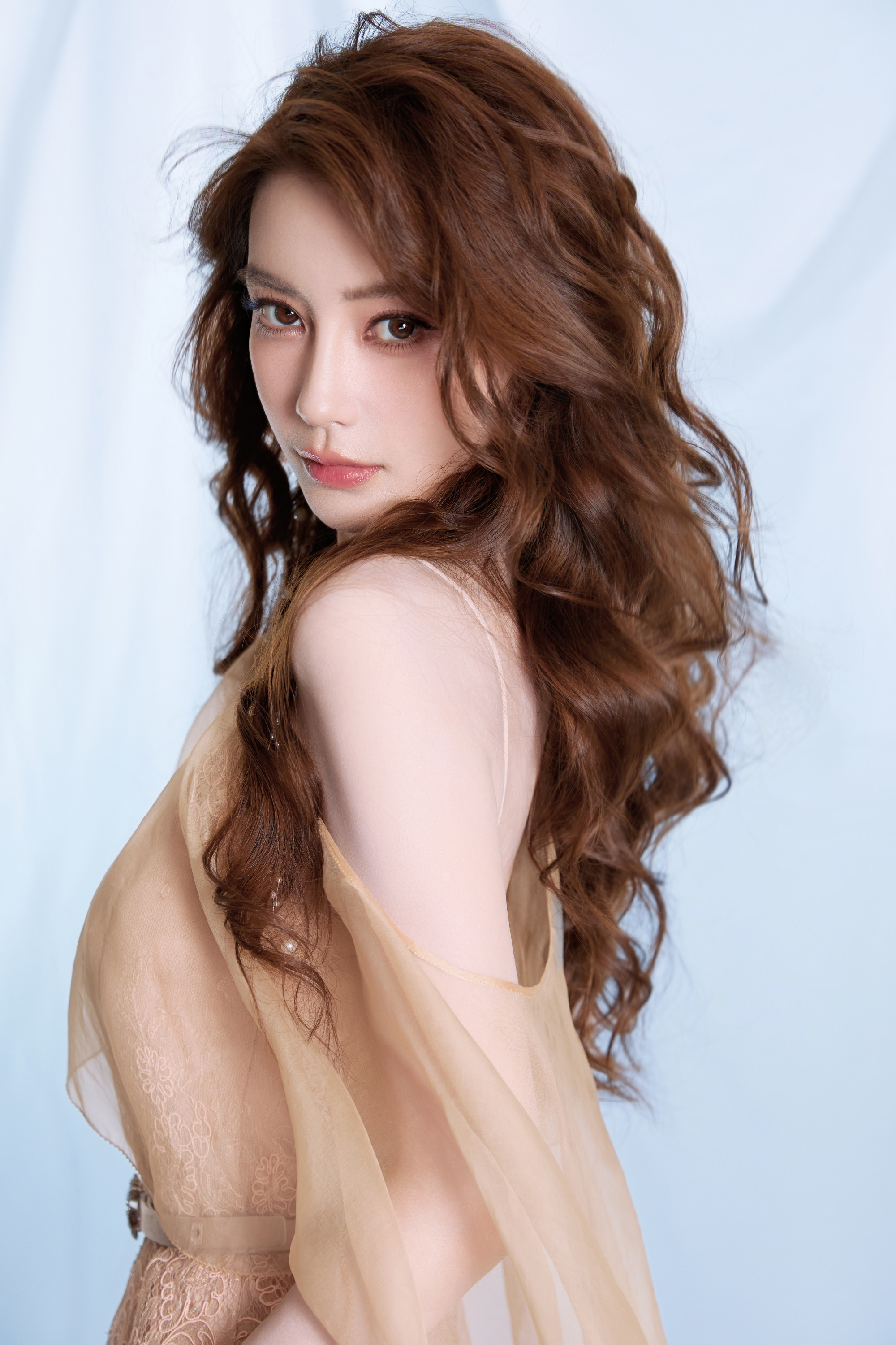Angelababy đang làm gì với gương mặt của mình vậy?- Ảnh 10.