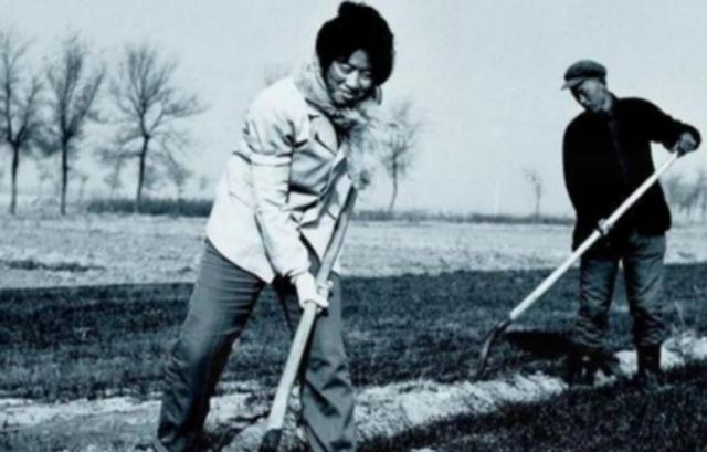 Phát hiện viên kim cương 170 carat khi đi làm ruộng- Ảnh 1. Phát hiện viên kim cương 170 carat khi đi làm ruộng- Ảnh 1.