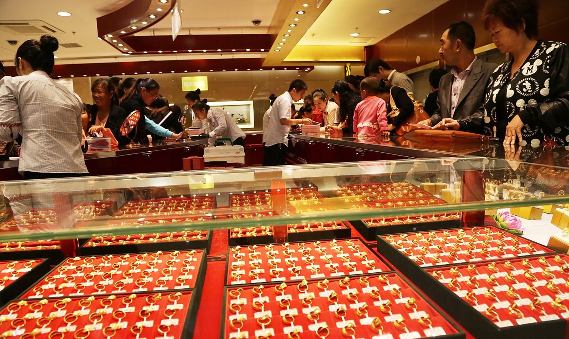 Phát hiện khách mua 300g vàng trị giá 1,1 tỷ đồng lại đựng trong túi trà sữa, cửa hàng lập tức báo công an vào cuộc điều tra- Ảnh 1.