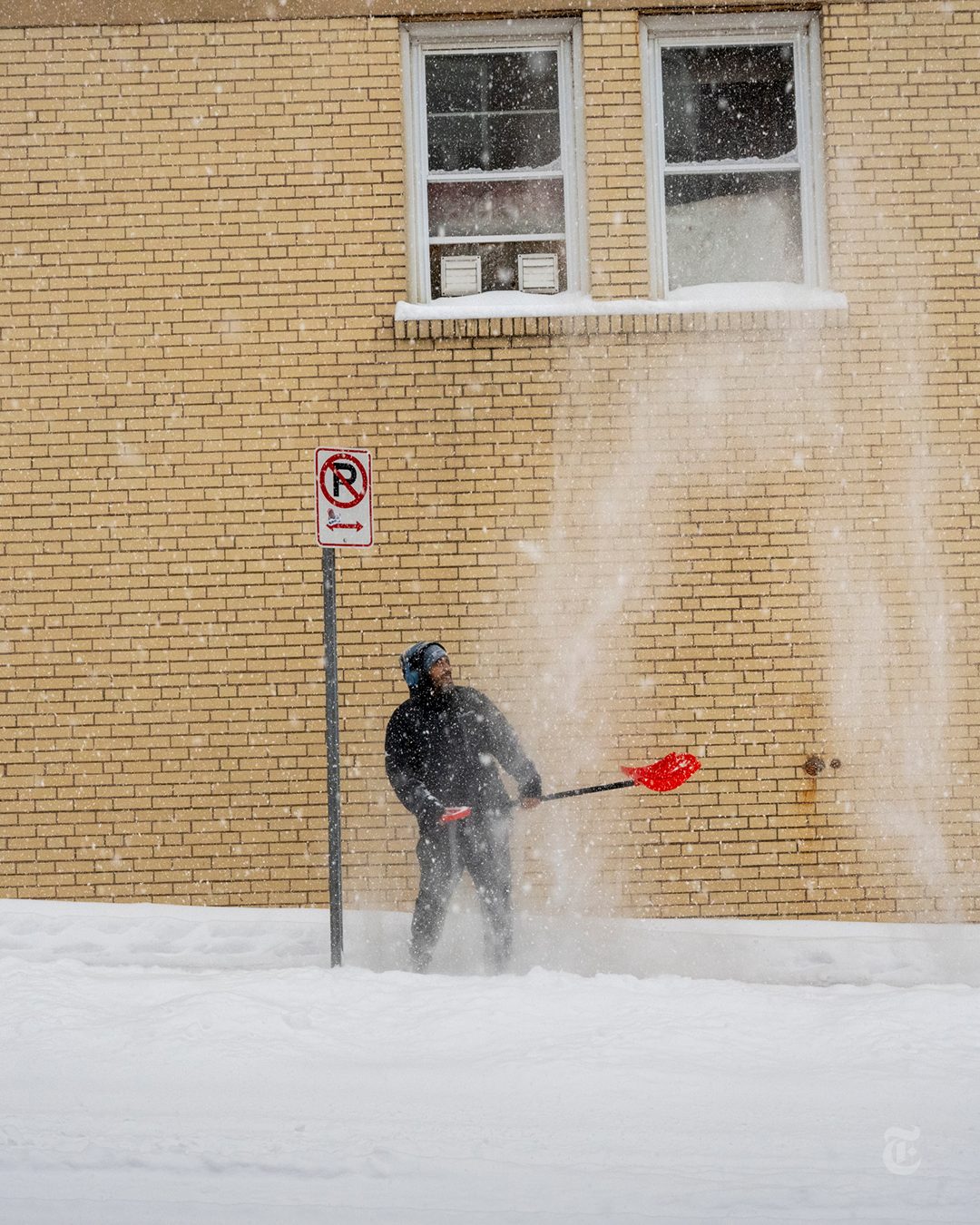 Toàn cảnh bão mùa đông lịch sử càn quét nước Mỹ: Hàng loạt bang ban bố tình trạng khẩn cấp, New York “tê liệt” trong tuyết dày 25cm, ít nhất 5 người tử vong- Ảnh 3.