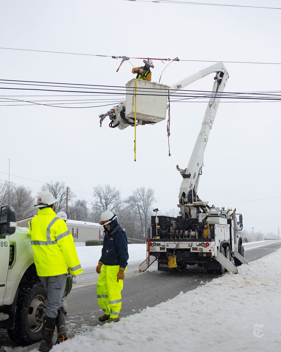 Toàn cảnh bão mùa đông lịch sử càn quét nước Mỹ: Hàng loạt bang ban bố tình trạng khẩn cấp, New York “tê liệt” trong tuyết dày 25cm, ít nhất 5 người tử vong- Ảnh 4.