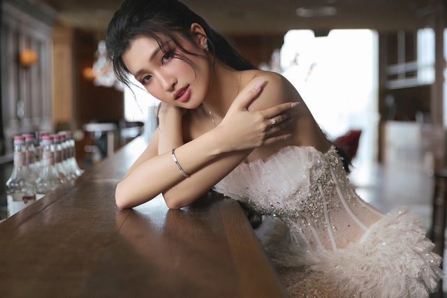 Ảnh cưới của Á hậu Phương Nhi: Visual và thần thái 100 điểm!- Ảnh 4.