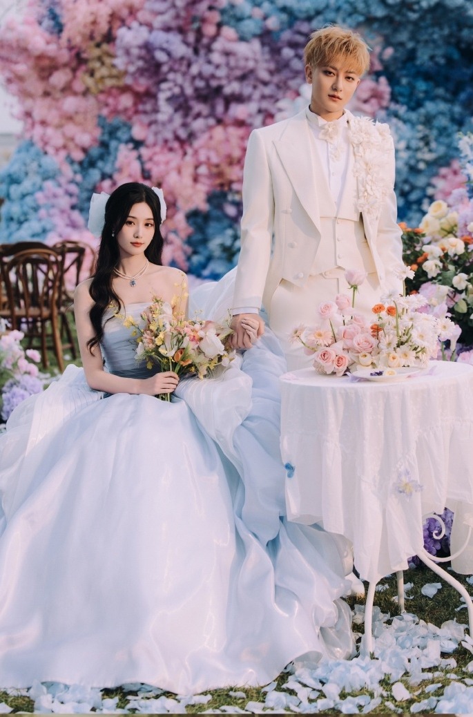 Hot nhất đêm countdown: Anh sếp và nàng thơ gen Z khóa môi đắm đuối chiếm sóng cả cõi mạng- Ảnh 4.