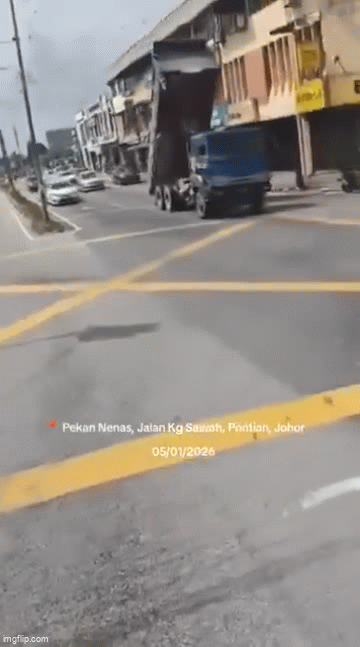 Xe tải ben di chuyển trên đường mà quên không hạ thùng, 1 lúc sau thì chuyện đáng sợ xảy ra- Ảnh 1.