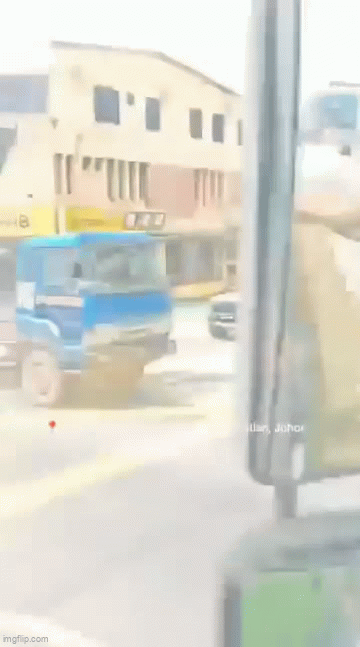 Xe tải ben di chuyển trên đường mà quên không hạ thùng, 1 lúc sau thì chuyện đáng sợ xảy ra- Ảnh 2.