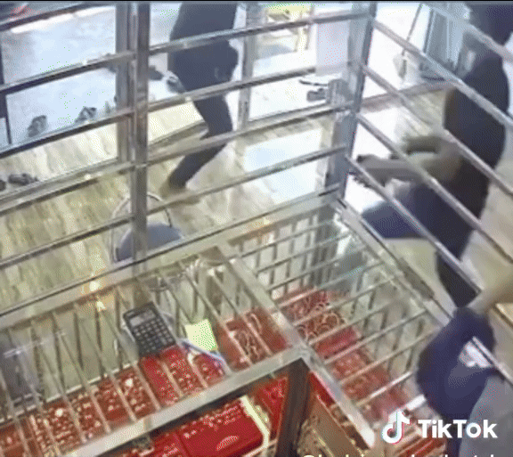 Đến tiệm vàng đòi xem dây chuyền rồi bỏ chạy, tên cướp gặp cảnh bẽ bàng vì sự nhanh trí của nhân viên- Ảnh 2.