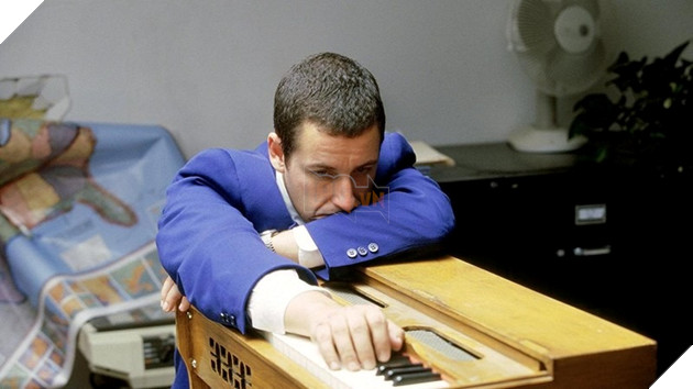 Hình ảnh nhân vật do Adam Sandler thủ vai trong bộ phim Punch-Drunk Love.