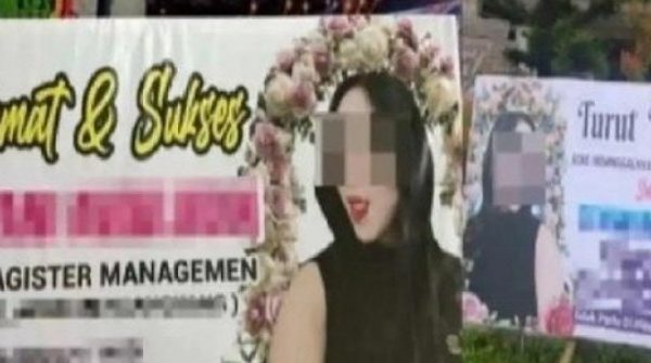 Người vợ đặt tấm biển 'tiểu tam' tại lễ tốt nghiệp gây xôn xao mạng xã hội adt1765610082 nguoi vo dat tam bien tieu tam tai l anh cat 3 2 auto cropjpg