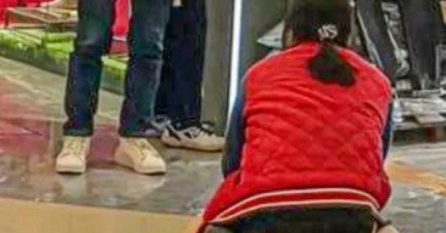 Vợ quỳ gối xin chồng mua áo khoác hơn 1 triệu đồng gây phẫn nộ adt1765688157 vo quy goi xin chong mua ao khoac ho anh cat 3 2 auto cropjpg 1