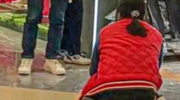 Vợ quỳ gối xin chồng mua áo khoác hơn 1 triệu đồng gây phẫn nộ adt1765688157 vo quy goi xin chong mua ao khoac ho anh cat 3 2 auto cropjpg