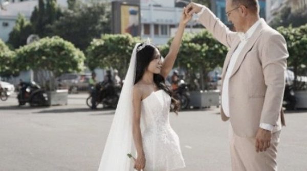 Con rể cao gần 2m, bố mẹ vợ ở Đồng Nai sửa nhà từ cầu thang đến bồn rửa mặt adt1766718051 anh dai dien 1 3123 anh cat 3 2 auto cropjpg