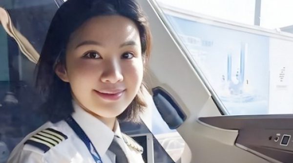 Từ cô bé mê bầu trời đến nữ cơ trưởng đầu tiên lái máy bay nội địa Trung Quốc adt1766988861 webphotoeditor1 1194 176 1945 4213 1 anh cat 3 2 auto cropjpg