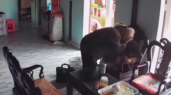 Clip cụ bà U90 giận dỗi được chồng thơm má khiến giới trẻ hâm mộ 'phát cuồng' adt1767103209 screen shot 2025 12 30 at 09 anh cat 3 2 auto croppng