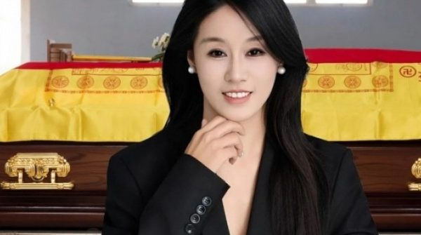 Cô gái đẹp như minh tinh trở nên nổi tiếng với nghề 'trò chuyện với người chết' adt1767170117 a434c00b 9f8d 419f 9801 389c884c02f7 anh cat 3 2 auto cropjpeg