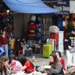 Giới trẻ Hà Nội trải bạt, xếp hàng từ trưa chờ khoảnh khắc countdown 2026 adt1767172455 gioi tre do ve pho di bo ho guom tu anh cat 3 2 auto cropjpg