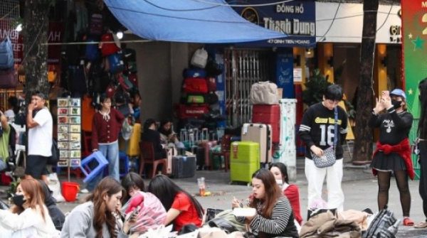 Giới trẻ Hà Nội trải bạt, xếp hàng từ trưa chờ khoảnh khắc countdown 2026 adt1767172455 gioi tre do ve pho di bo ho guom tu anh cat 3 2 auto cropjpg