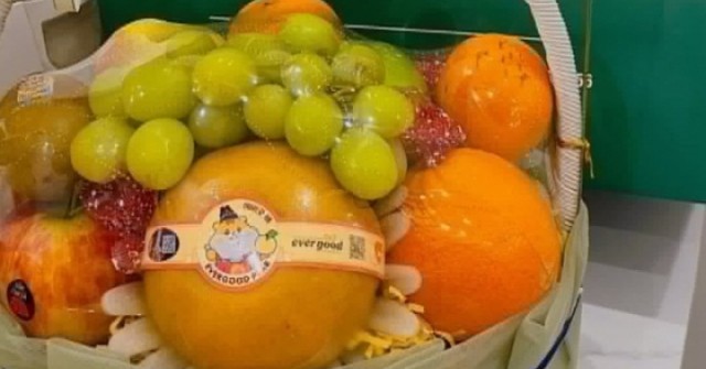 Giỏ quà đầu năm của thông gia giàu khiến gia đình nghèo 'trút bỏ gánh nặng' adt1767571101 gio qua dau nam cua thong gia giau k anh cat 3 2 auto cropjpeg 1