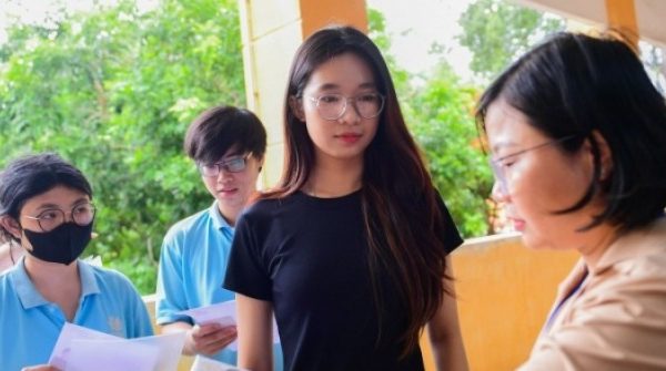 Những ngành nghề ít nguy cơ bị AI thay thế adt1767945769 w thpt tphcm nguyen hue 13 510 anh cat 3 2 auto cropjpg