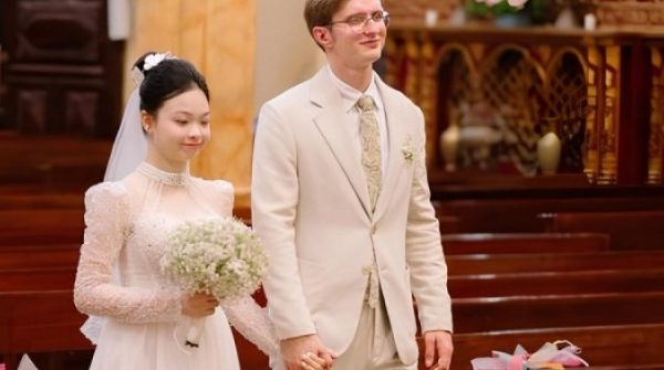 Cô gái 'chốt đơn' chàng trai Nga sau ánh nhìn đầu tiên adt1768182659 002 2428 771 7407 7341 2069 anh cat 3 2 auto cropjpg