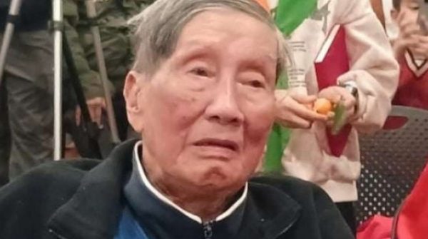 Nhạc sĩ Phạm Tuyên bật khóc trong sinh nhật tuổi 96 adt1768202939 z7 c0 0744 anh cat 3 2 auto cropjpg