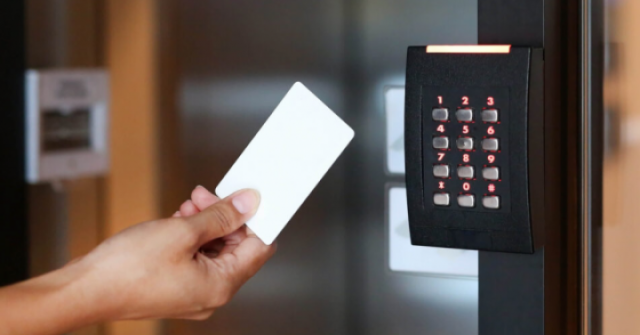 Chiếc thẻ ra vào chung cư làm lộ bí mật ngoại tình của vợ tôi adt1768206128 keyless door entry system 1110x711 3 anh cat 3 2 auto croppng 1