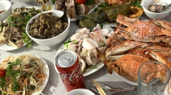 Cầm 300 nghìn mừng cưới bạn, cô gái vội đổi phong bì khi thấy mâm cỗ adt1768448469 cam 300 nghin mung cuoi ban co gai v anh cat 3 2 auto cropjpg