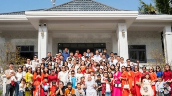 Bộ ảnh đại gia đình Gia Lai gần 100 người gây sốt vì được chụp đều đặn 22 năm adt1768529461 2025 04 anh cat 3 2 auto cropjpg