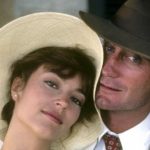 Hôn nhân hạnh phúc hơn 40 năm của cặp sao 'Tiếng chim hót trong bụi mận gai' adt1768547207 95312aca428b55ca2c5058a7c79802 7646 anh cat 3 2 auto cropjpg