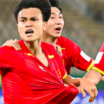 Hòa Minzy hào phóng tặng quà, MC Lại Văn Sâm vỡ oà khi U23 Việt Nam thắng UAE adt1768609949 hoa minzy hao phong tang qua sao vie anh cat 3 2 auto croppng